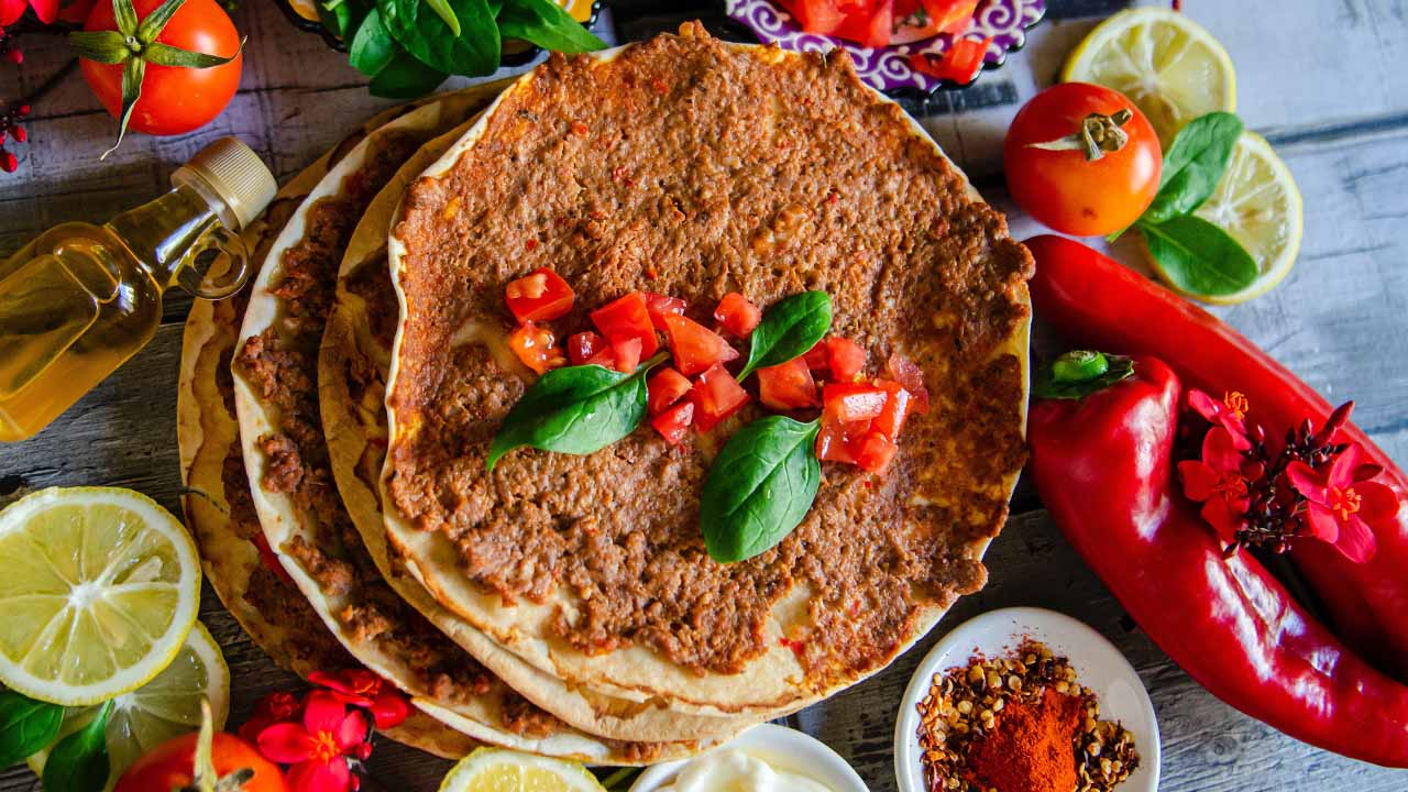 Evde Lahmacun Tarifi: En Lezzetli Lahmacun Yapımı Evde Lahmacun Tarifi: En Lezzetli Lahmacun Yapımı