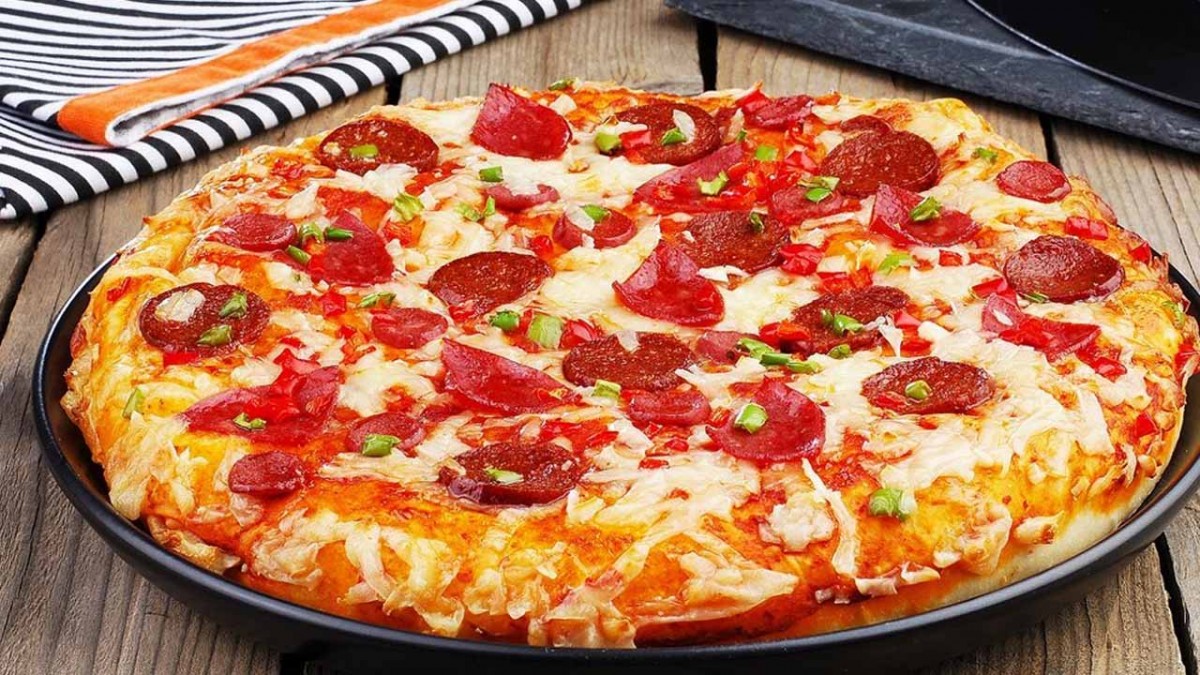 Evde Kolay Pizza Tarifi: Damak Çatlatan Lezzet Deneyimi Evde Kolay Pizza Tarifi: Damak Çatlatan Lezzet Deneyimi